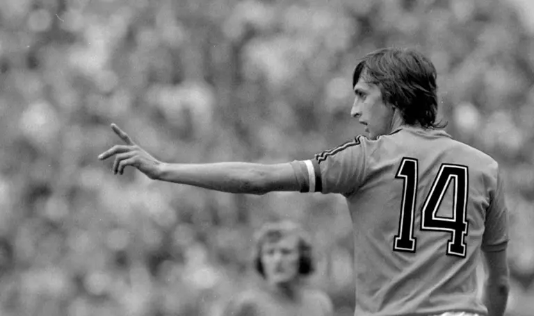 Johan-Cruyff-of-the-Netherlands-points